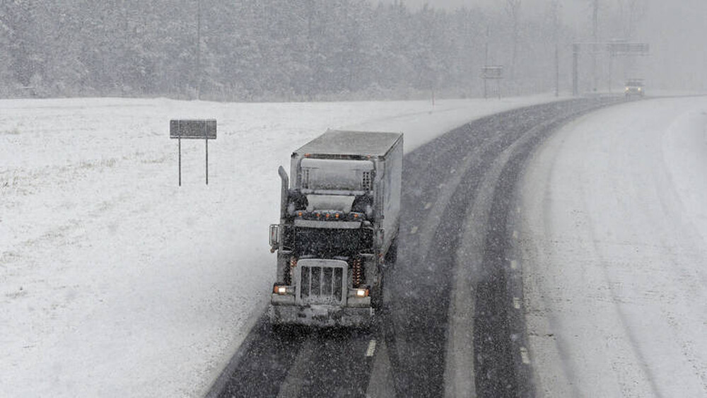Κακοκαιρία «Ηφαιστίων»: Αλλαγές στην κυκλοφορία των φορτηγών λόγω χιονιά 
