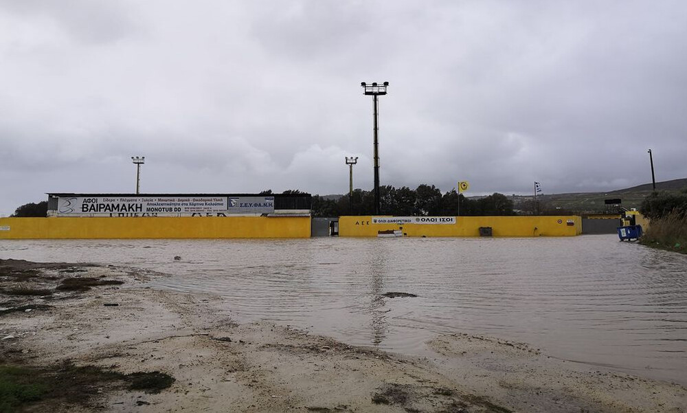 Γήπεδο στην Κρήτη έγινε… πισίνα από τις πλημμύρες! (video+photos)