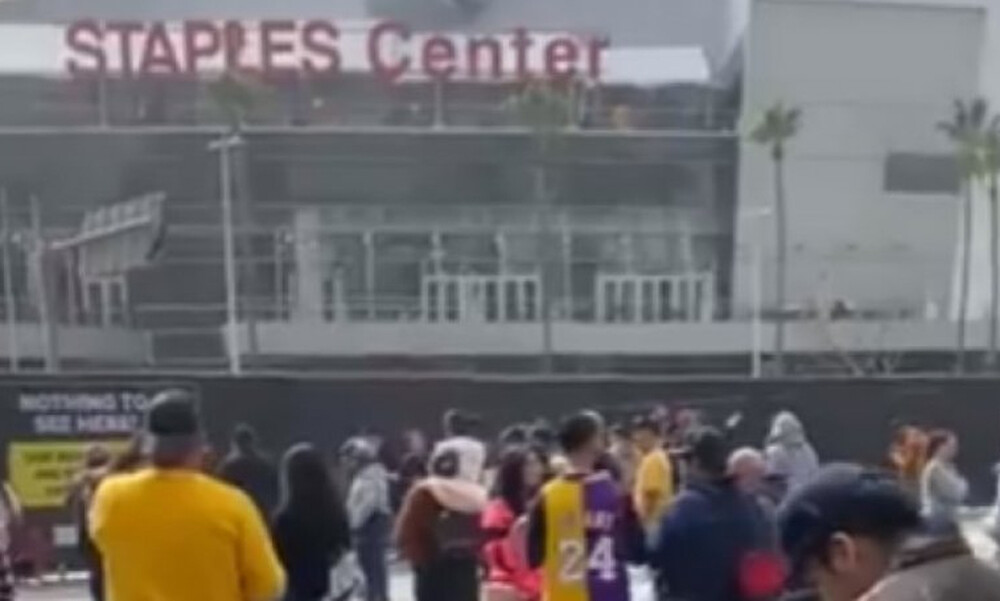 Κόμπι Μπράιαντ: Κόσμος συγκεντρώνεται έξω από το Staples Center (video)
