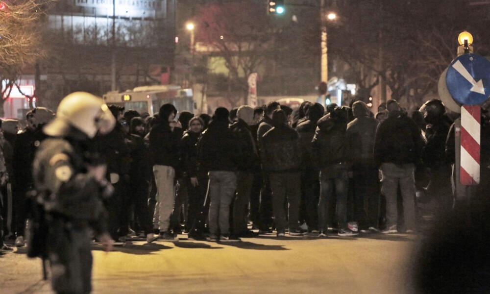 Στα «κάγκελα» ο κόσμος του ΠΑΟΚ - Οπαδοί στα γραφεία της ΝΔ, συνθήματα κατά Αυγενάκη (photos)