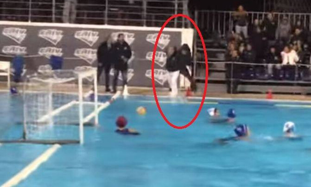 Οπαδός πετάει τον διαιτητή στο νερό σε αγώνα πόλο! (photos+video)