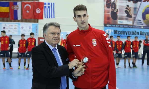 Ο Σοφοκλής Ξυνής βράβευσε τον MVP δεξιό ίντερ της 17ης Μεσογειάδας Handball, Αλεξάντερ Τσένιτς