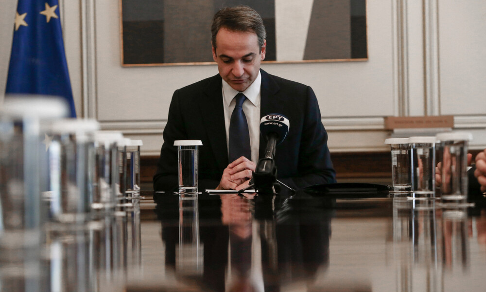 Κοροναϊός: Ο Μητσοτάκης «σταμάτησε» τις... χειραψίες – Δείτε ποια εναλλακτική διάλεξε