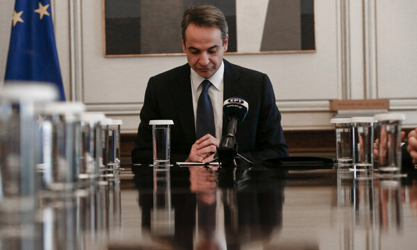 Κοροναϊός: Ο Μητσοτάκης «σταμάτησε» τις... χειραψίες – Δείτε ποια εναλλακτική διάλεξε