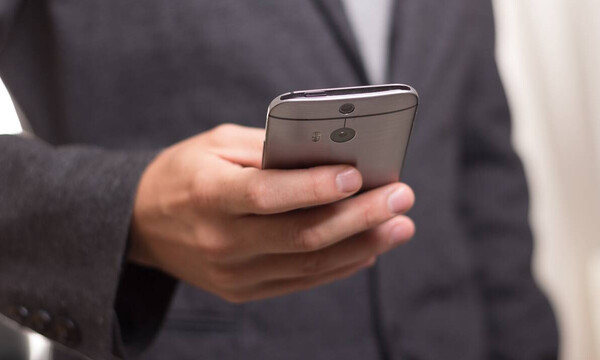 Κορονοϊός: Πώς πρέπει να καθαρίζουμε τις έξυπνες συσκευές μας (photos)