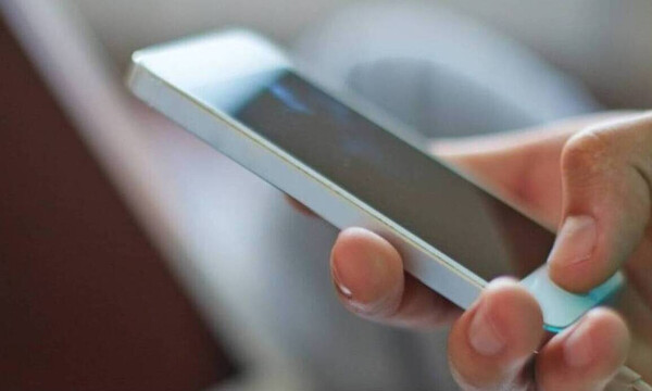 Κορονοϊός - Smartphones: Συμβουλές για το πώς πρέπει να καθαρίζουμε τα κινητά τηλέφωνα καθημερινά