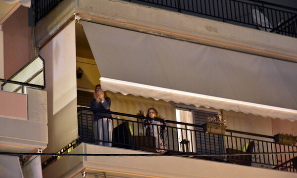 Κορονοϊός: Συγκλονιστικές στιγμές-Χιλιάδες Έλληνες στα μπαλκόνια εμψυχώνουν γιατρούς και νοσηλευτές