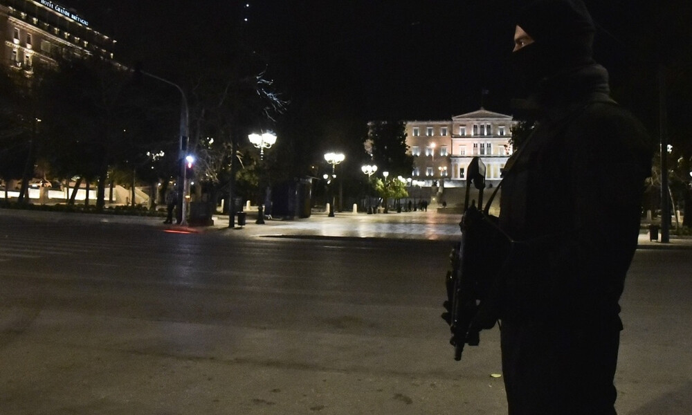 Κορονοϊός: Νύχτα Κυριακής στο Σύνταγμα! Ενα εντελώς διαφορετικό... «Athens by Night»!