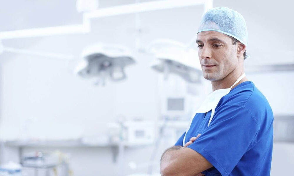 Κορονοϊός: Γιατροί και νοσηλευτές έδιναν «μάχη» την στιγμή που... (photos)