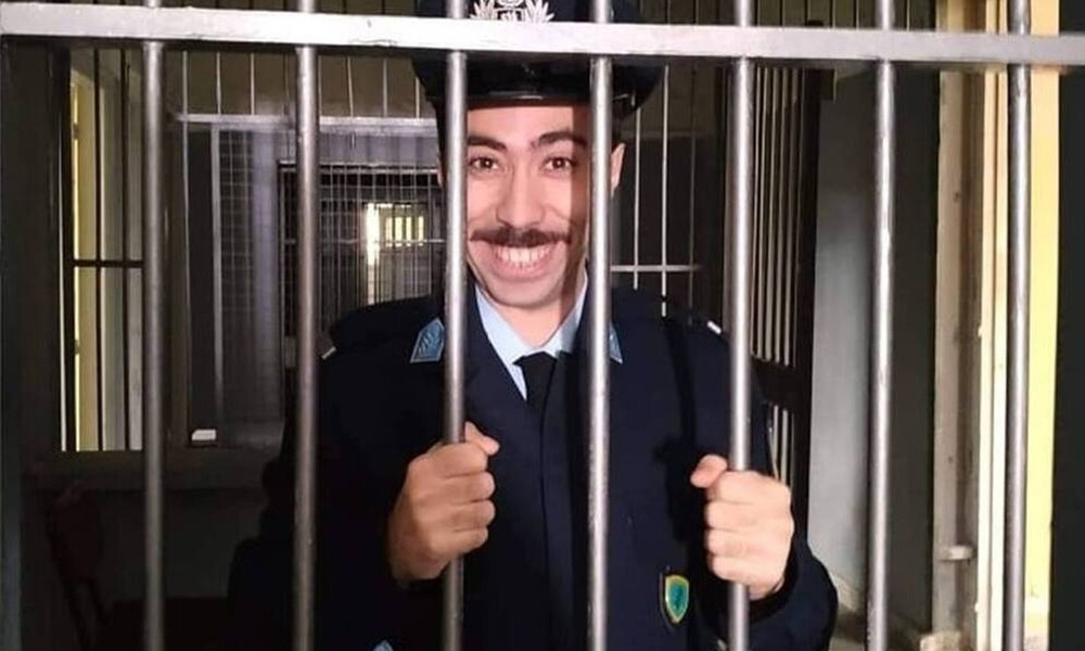 Καφέ της Χαράς: Ο «αστυνόμος Μπρίλης» έχει γενέθλια και δεν πάει ο νους σας πόσο χρονών έγινε!