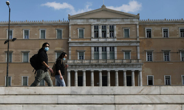 Κορονοϊός - Απαγόρευση κυκλοφορίας: Πότε και πώς θα εφαρμοστεί; Ποιοι θα επιτρέπεται να κυκλοφορούν