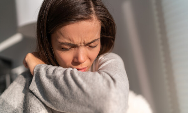 Βήχας που επιμένει: Σε συνδυασμό με ποια άλλα συμπτώματα προκαλεί ανησυχία (εικόνες)