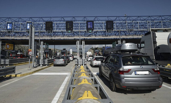 Κορονοϊός: Είναι ανεύθυνοι! Ουρές στα διόδια – Οι Αθηναίοι φεύγουν για την επαρχία