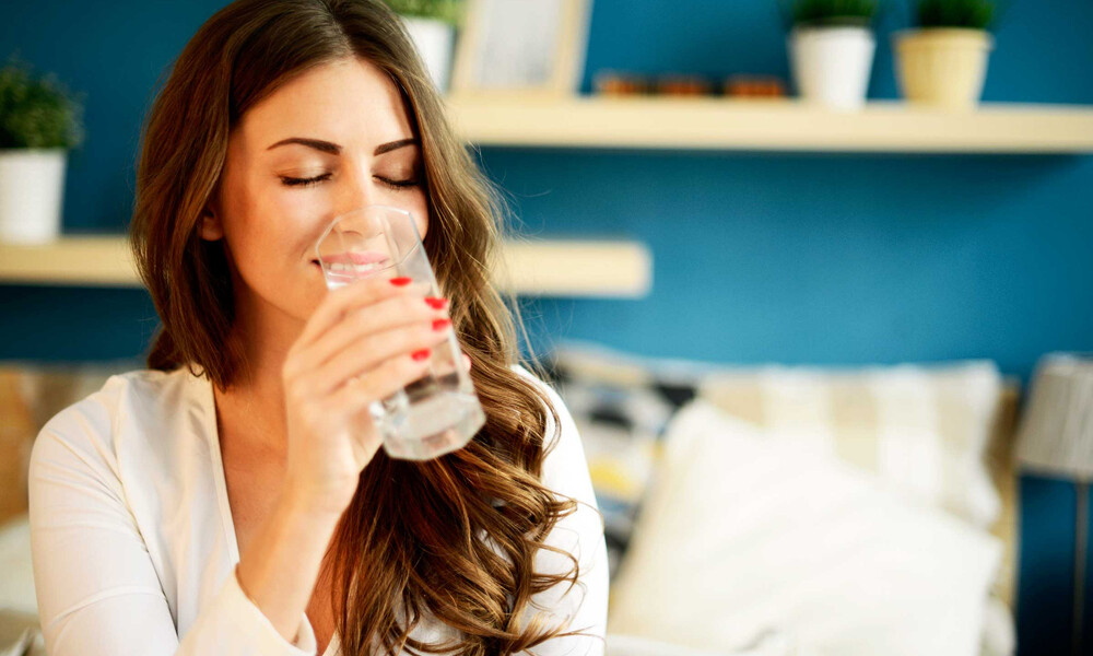 Τι συμβαίνει στο σώμα όταν πίνετε 8 ποτήρια νερό καθημερινά (εικόνες)