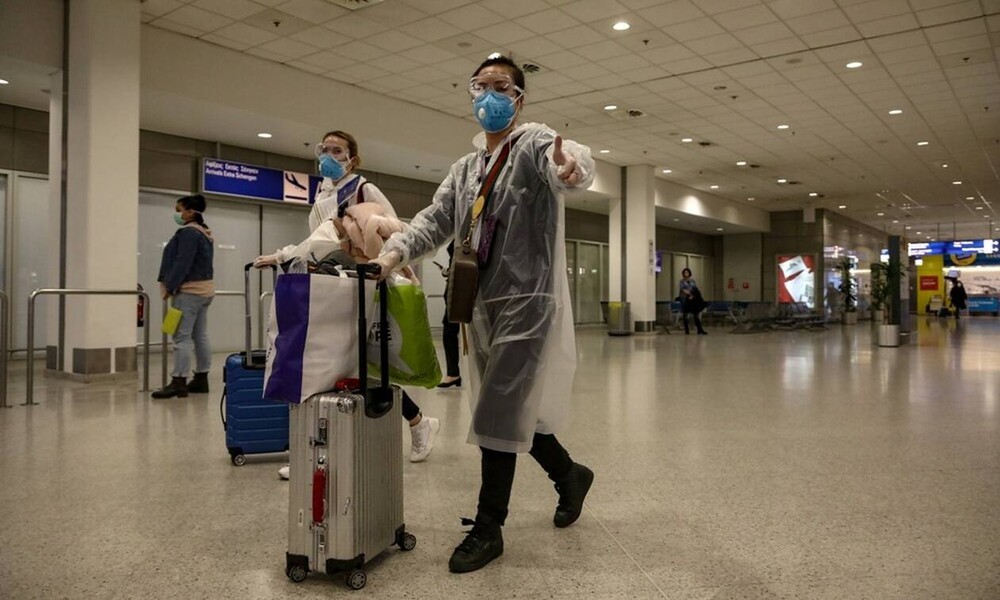 Κορονοϊός: Συγκινητικές στιγμές στο «Ελ. Βενιζέλος» - Έκλαιγαν Έλληνες που επέστρεψαν από Λονδίνο