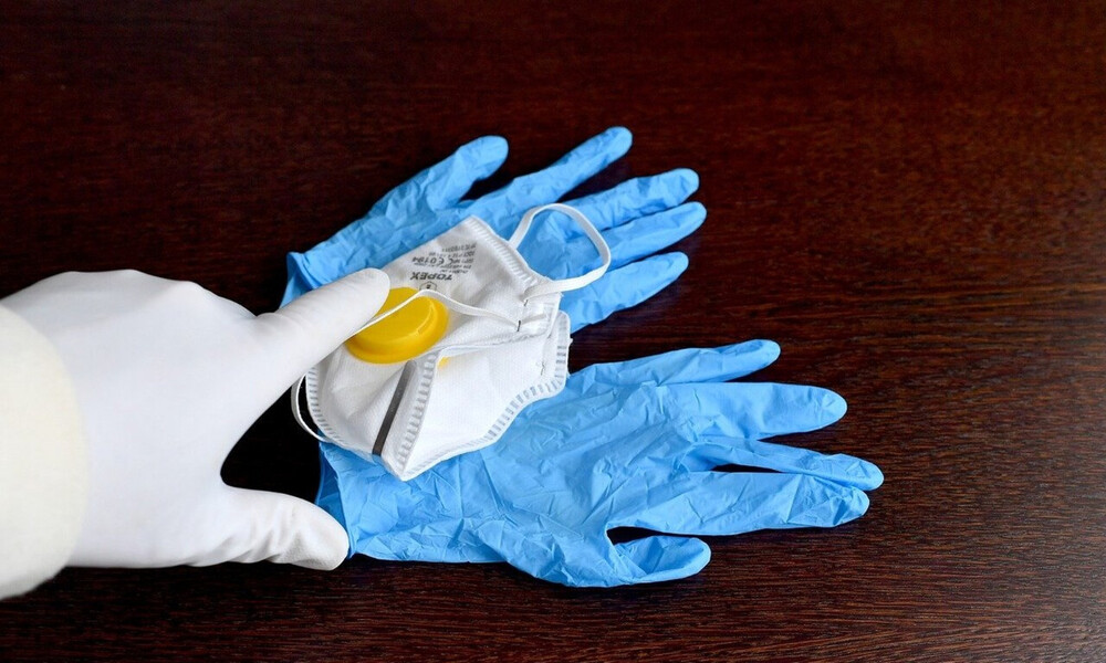 Προσοχή - Έτσι πρέπει να βγάζουμε τα γάντια για να προστατευτούμε από τους ιούς (video)