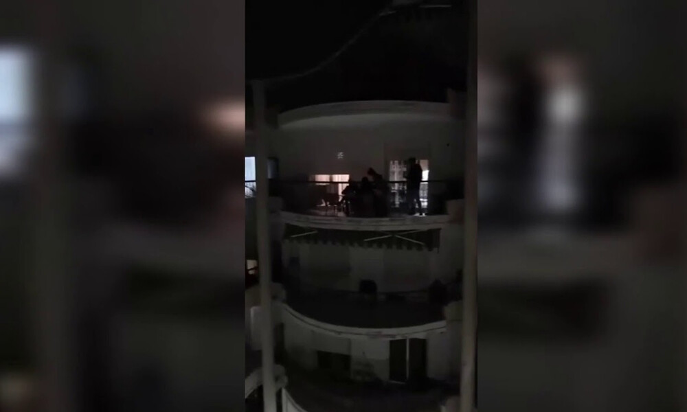 Κορονοϊός - Ξάνθη: Βγήκαν στα μπαλκόνια και το έριξαν στα τσιφτετέλια (video)