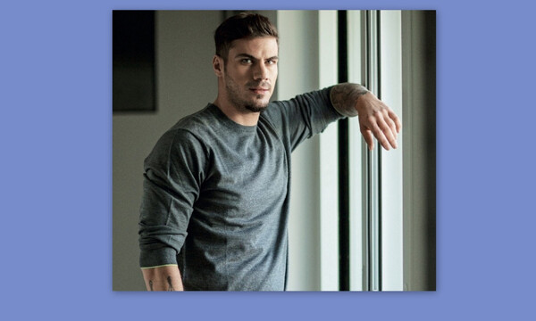 Άκης Πετρετζίκης: Δες πρώτη φορά το μοντέρνο σαλόνι του σπιτιού του και θα τα χάσεις!