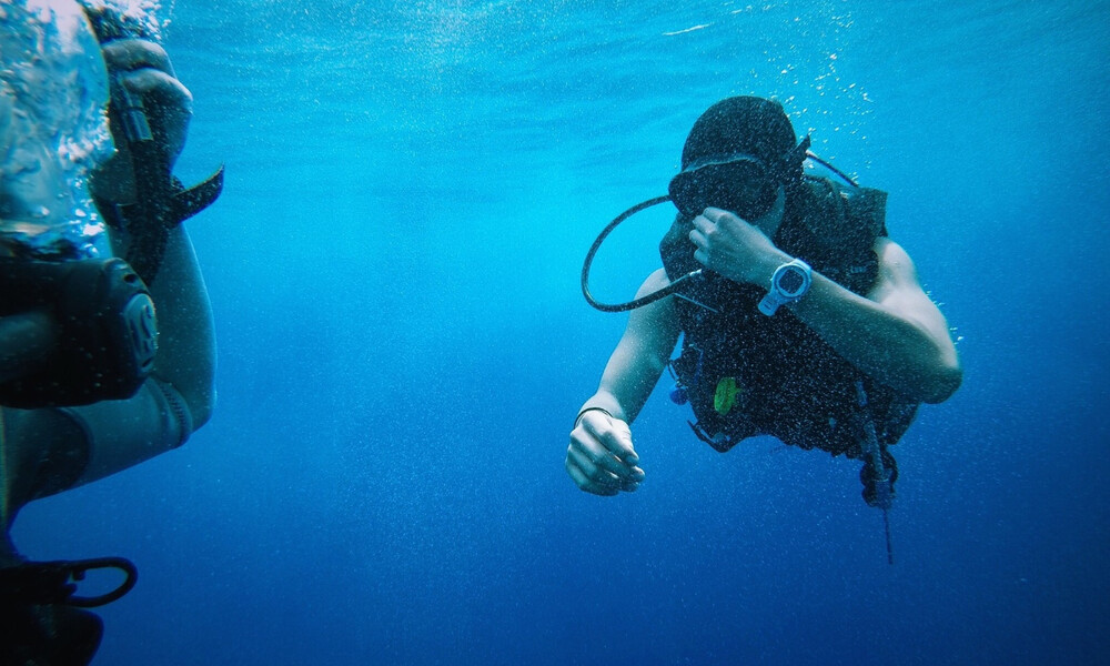 «Λάλησε» εντελώς - Μένει στο σπίτι λόγω κορονοϊού και κάνει... ψαροντούφεκο στο διάδρομο (video)