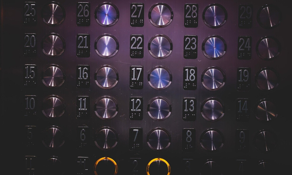 Κορονοϊός: Απίστευτη πατέντα για να μην πατάς με τα δάχτυλα το κουμπί του ασανσέρ (video)