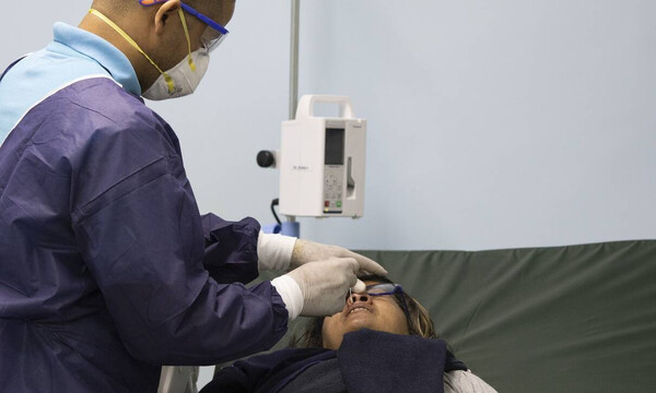 Κορονοϊός Γαλλία: Γιατρός πόζαρε γυμνός για να καταγγείλει την τύχη των επαγγελματιών υγείας (pics)