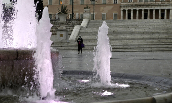 Κορονοϊός: Η φωτογραφία που σαρώνει με τον Έλληνα πριν και μετά την πανδημία (photo)