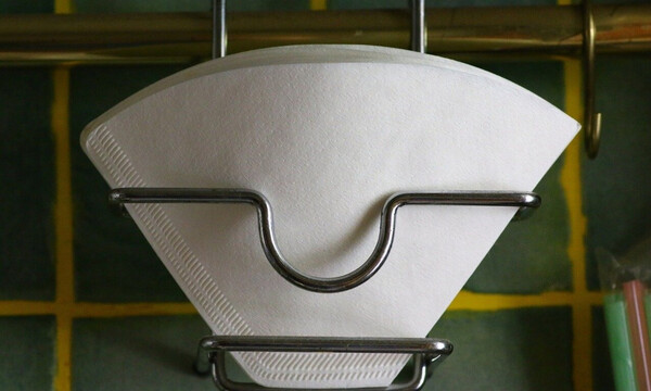 Βάζει ένα φίλτρο καφέ στο τηγάνι - Δείτε γιατί (photos)