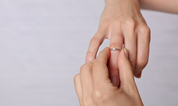 Πρησμένα δάχτυλα: 7 πιθανές αιτίες μέσα από εικόνες