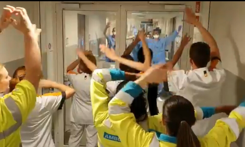 Συγκινητικό! Νοσηλευτές αφιερώνουν τραγούδι στους γιατρούς που δίνουν «μάχη» με τον κορονοϊό (video)