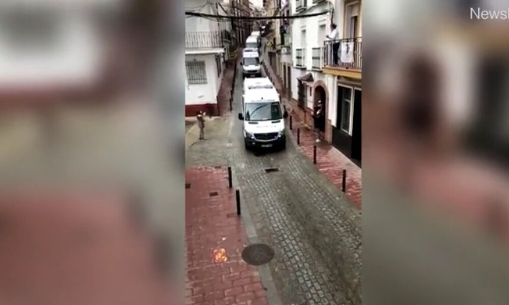 Ηλικιωμένοι αναγκάστηκαν να φύγουν από γηροκομείο - Η συγκινητική αντίδραση των πολιτών (vid)