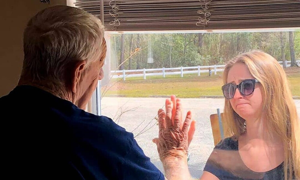 Οι φωτογραφίες που ραγίζουν καρδιές - Το συγκινητικό μήνυμα της εγγονής στον παππού της (photos)