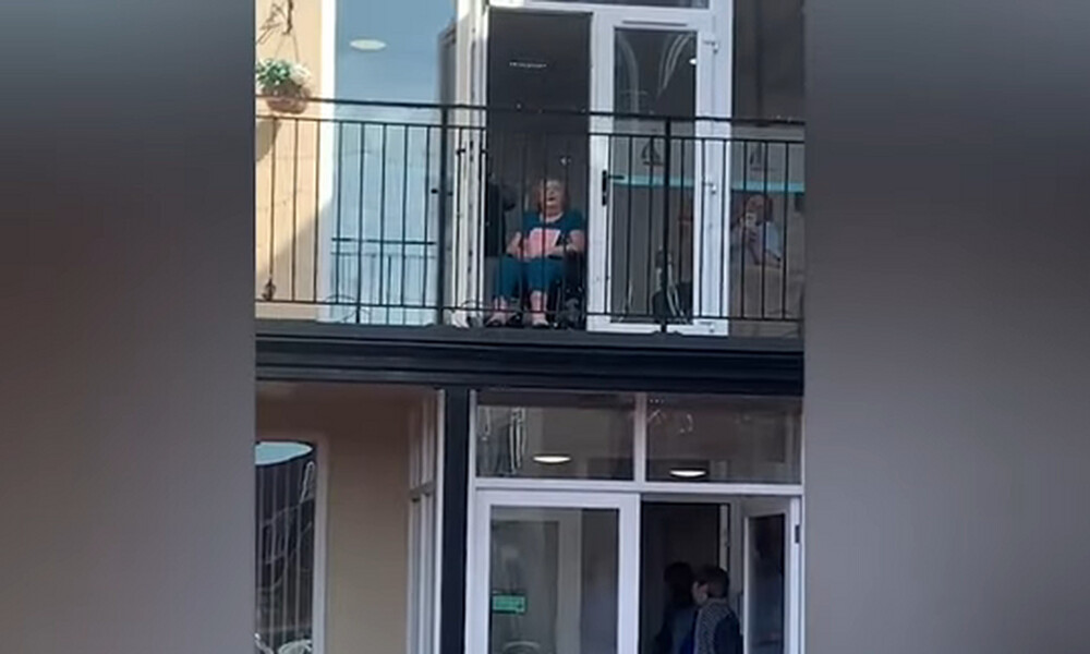 Δεν μπορούν να δουν την απομονωμένη μητέρα τους - Ραγίζει καρδιές η κίνησή τους (video)