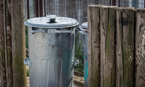 Αυτό είναι το κόλπο για να μην μυρίζουν τα σκουπίδια σπίτι σας (video)