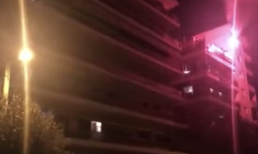 Κορονοϊός - Χαμός στο Παλαιό Φάληρο: «Πάρτι» στα μπαλκόνια με καπνογόνα και πυροτεχνήματα