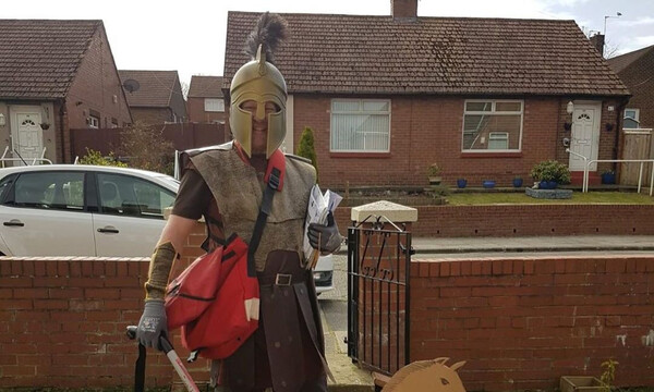 Ταχυδρόμος φοράει καθημερινά ξεκαρδιστικές στολές - Δείτε γιατί! (photos)