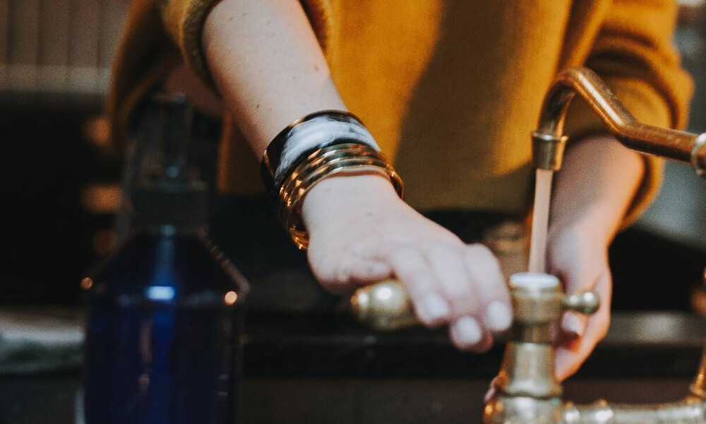 Κορονοϊός: 5 βασικές κινήσεις που πρέπει να κάνεις, όταν μπαίνεις στο σπίτι