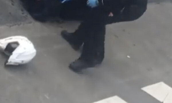 Αστυνομικοί επιτέθηκαν σε μοτοσικλετιστή λόγω… κορονοϊού (video)