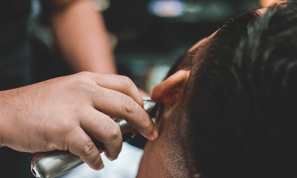 Έλληνας κομμωτής δεν άντεξε την καραντίνα! Δείτε τι έκανε στους παίκτες της Εθνικής Ελλάδας (video)