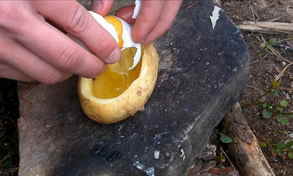 Βάζει αυγό μέσα σε πατάτα - Θα τρελαθείτε μόλις δείτε γιατί (video)