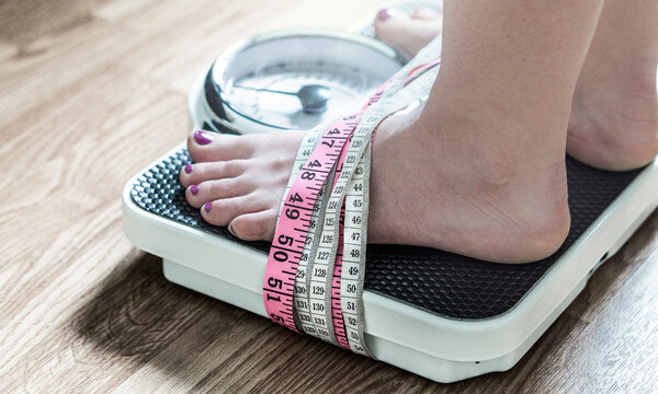«Κόλλησε» η ζυγαριά; Γιατί δεν χάνετε βάρος & τι πρέπει να κάνετε (εικόνες)