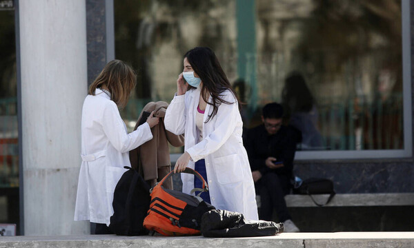 Κορονοϊός: Αυτά είναι τα δύο βασικά συμπτώματα του ιού που έχουν σχεδόν όλοι
