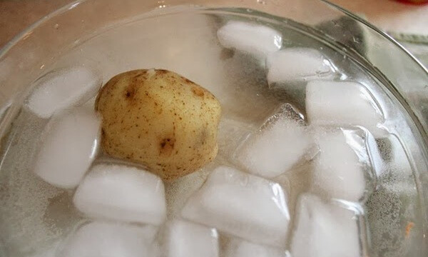 Έβαλε πατάτες σε μπολ με παγάκια - Μόλις δείτε γιατί θα το κάνετε κι εσείς (photos)