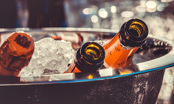 Κορονοϊός: Πάρτι με μαγιό και ναρκωτικά παρά την καραντίνα (photos)