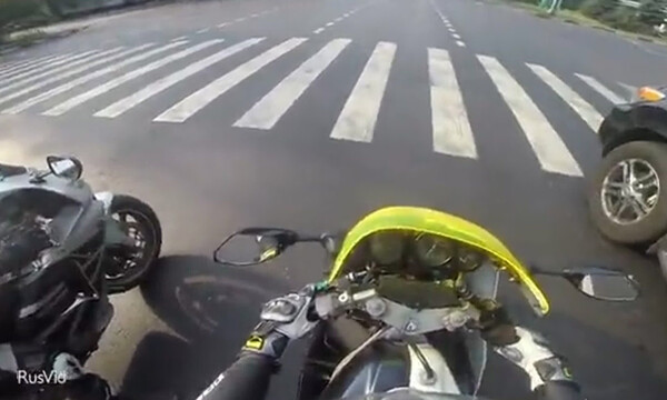 Περιμένει στο φανάρι να ανάψει πράσινο! Δεν προλαβαίνει να πατήσει γκάζι και... (video)