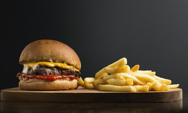 Εστιατόριο σερβίρει το «Κορονομπέργκερ» σε σχήμα και χρώμα του φονικού ιού (photos)