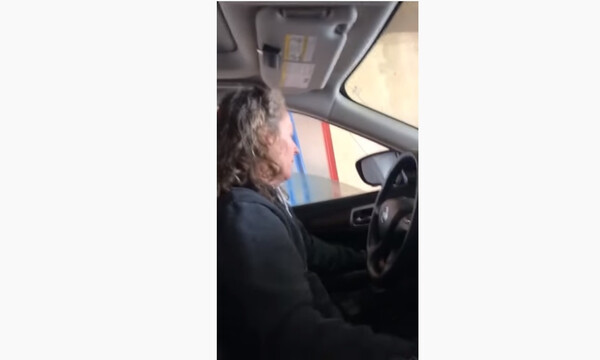 Πήγε σε πλυντήριο αυτοκινήτων και της χάλασε το παράθυρο του οδηγού - Δείτε τι έγινε (video)