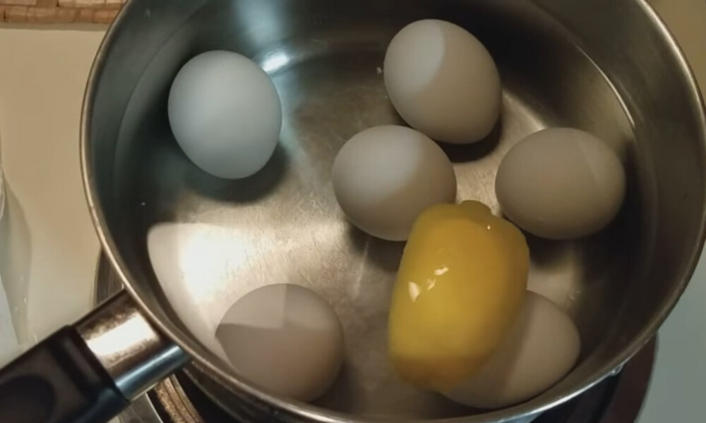 Ρίχνει λεμόνι σε κατσαρόλα που βράζουν αυγά - Δείτε γιατί και θα το κάνετε κι εσείς (vid)