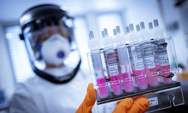 Κορονοϊός: Αγωνία για να βρεθεί φάρμακο - Η μάχη του εμβολίου και οι θεραπείες που δίνουν ελπίδα