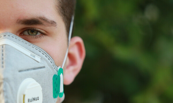 Κορονοϊός: Βγήκε έξω και όλοι τον κοιτούσαν - Δείτε τι φόρεσε αντί για μάσκα (video)