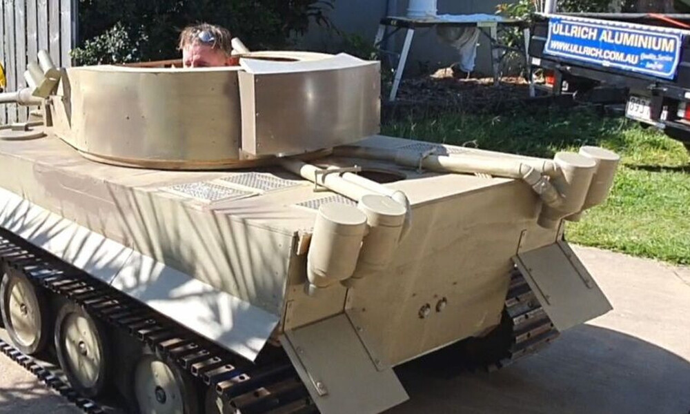 Είχε στο σπίτι του ένα τανκ ρέπλικα! Δεν φαντάζεστε γιατί βγήκε μ' αυτό στο δρόμο (vid)